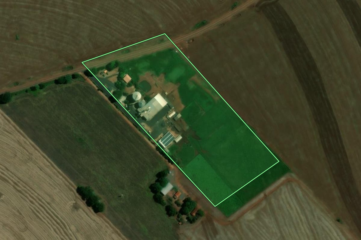 Imagem de satélite do imóvel rural em Atalaia (PR), com o contorno declarado no CAR desenhado por cima.