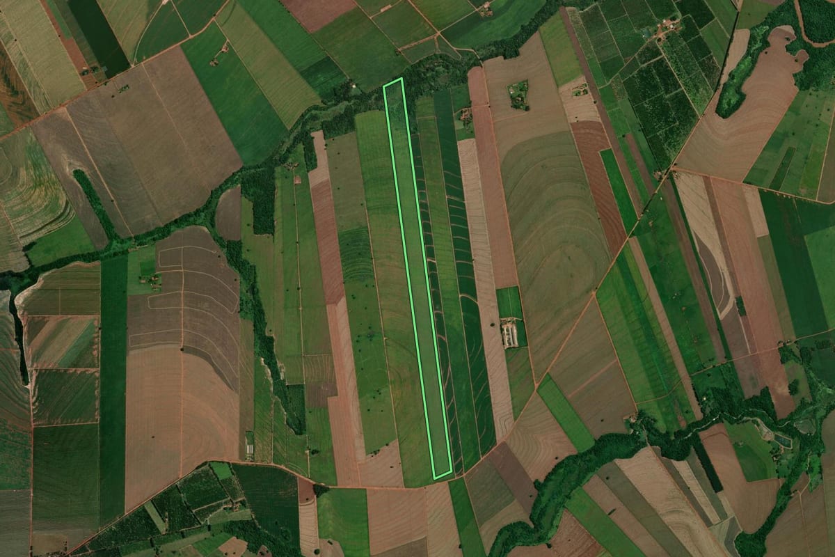 Imagem de satélite do imóvel rural em Atalaia (PR), com o contorno declarado no CAR desenhado por cima.