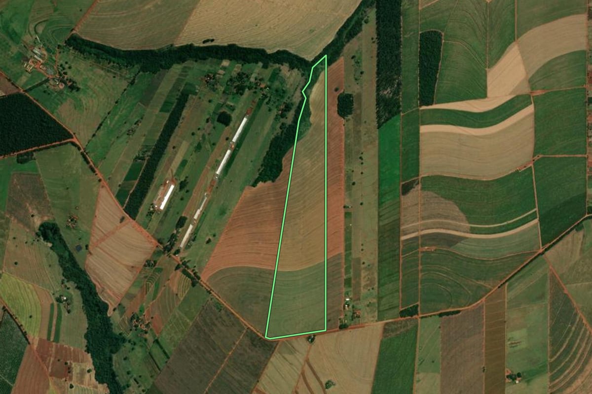 Imagem de satélite do imóvel rural em Atalaia (PR), com o contorno declarado no CAR desenhado por cima.