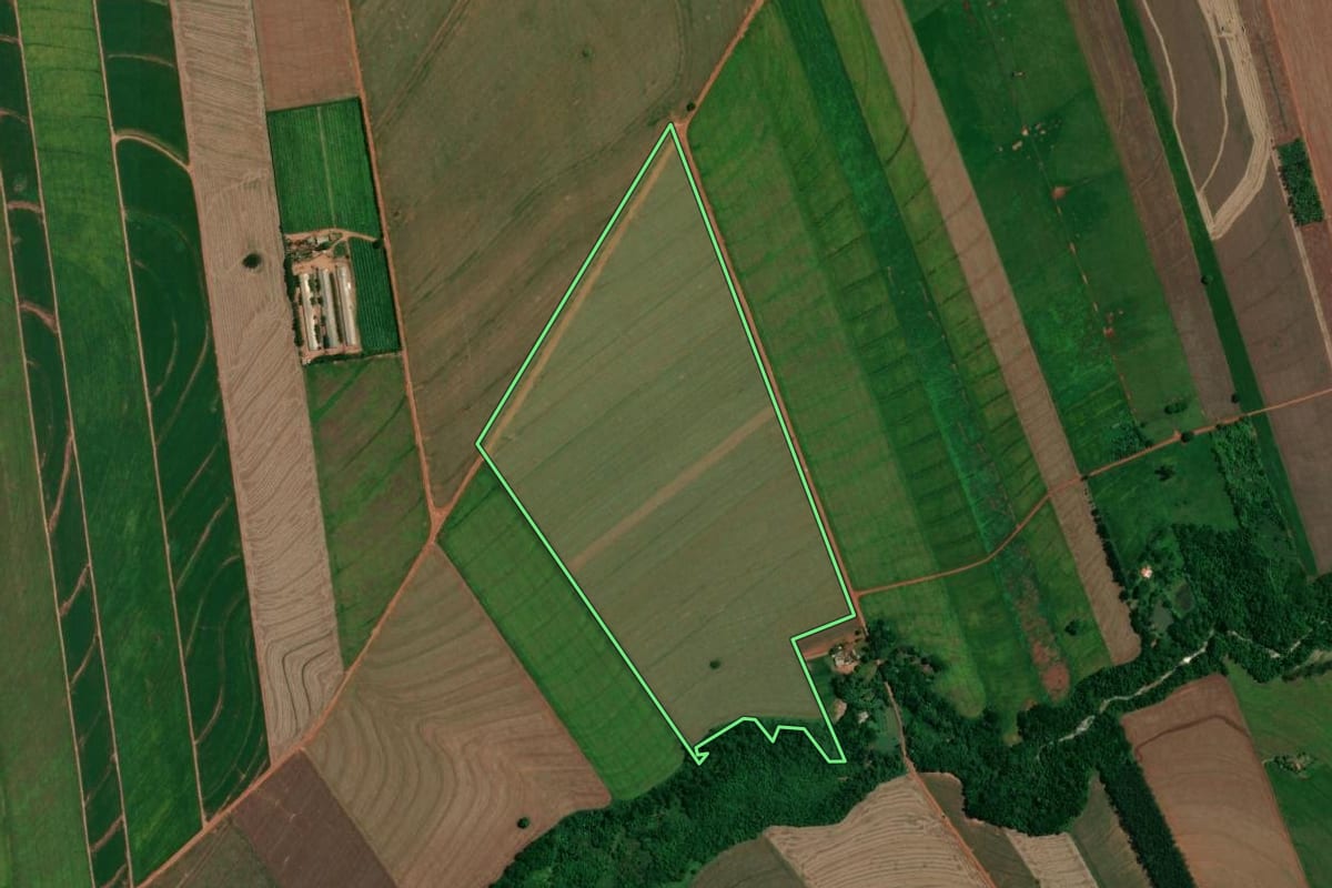 Imagem de satélite do imóvel rural em Atalaia (PR), com o contorno declarado no CAR desenhado por cima.