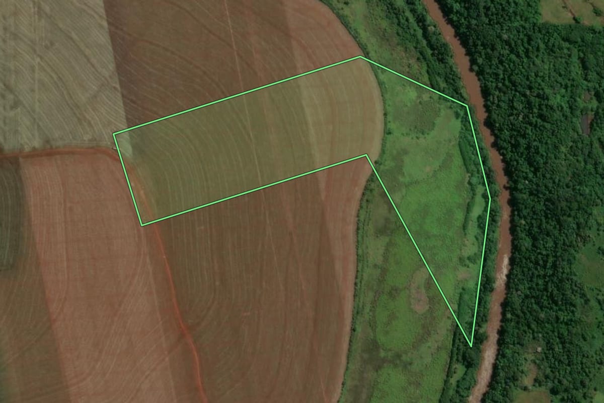 Imagem de satélite do imóvel rural em Atalaia (PR), com o contorno declarado no CAR desenhado por cima.