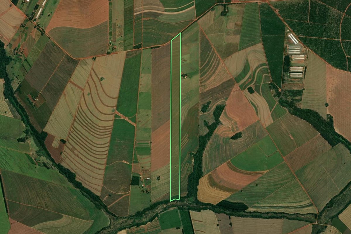 Imagem de satélite do imóvel rural em Atalaia (PR), com o contorno declarado no CAR desenhado por cima.