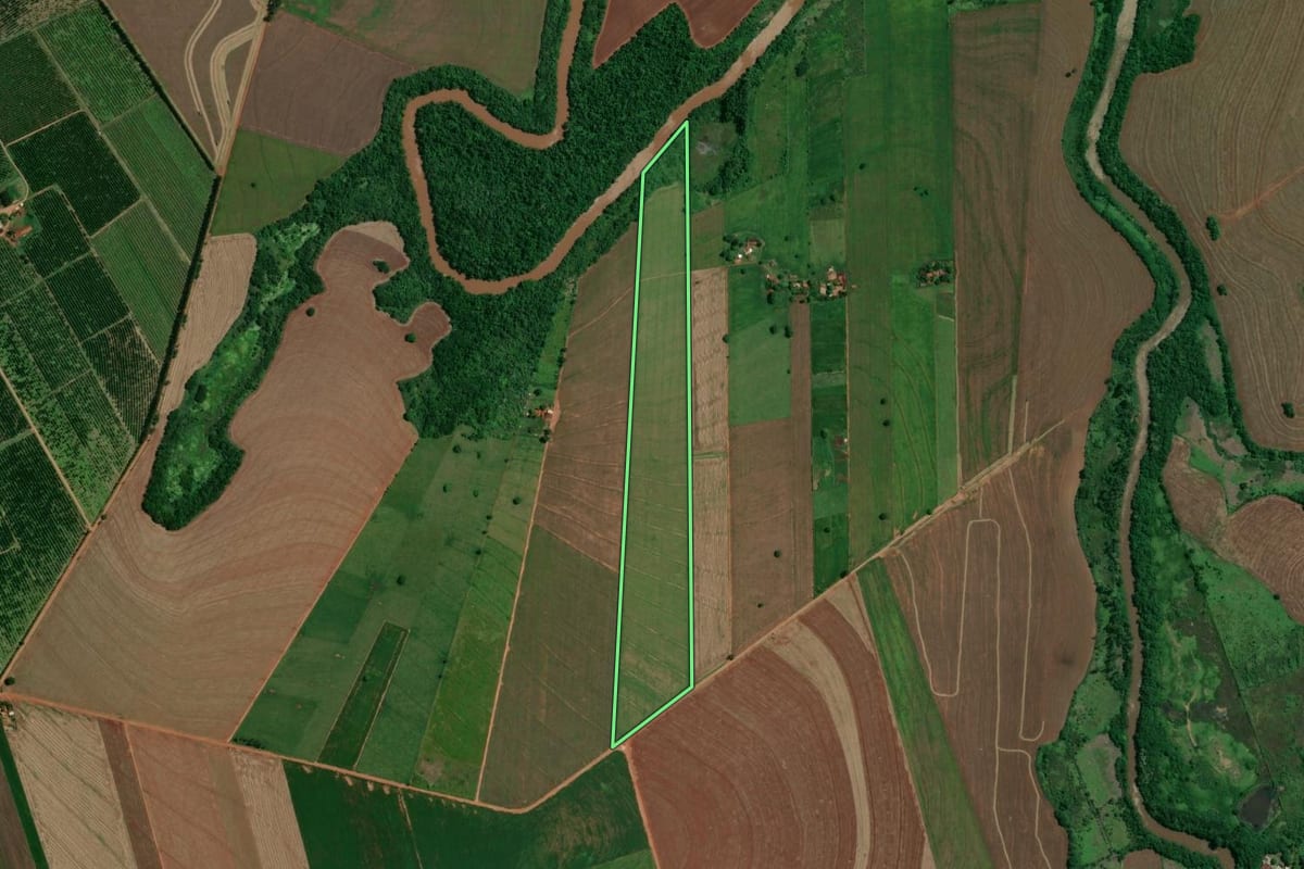 Imagem de satélite do imóvel rural em Atalaia (PR), com o contorno declarado no CAR desenhado por cima.