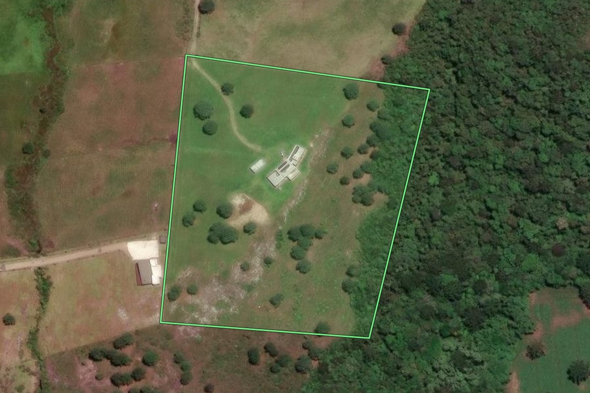 Imagem de satélite do imóvel rural em Balsa Nova (PR), com o contorno declarado no CAR desenhado por cima.
