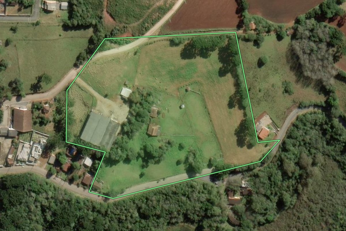 Imagem de satélite do imóvel rural em Balsa Nova (PR), com o contorno declarado no CAR desenhado por cima.