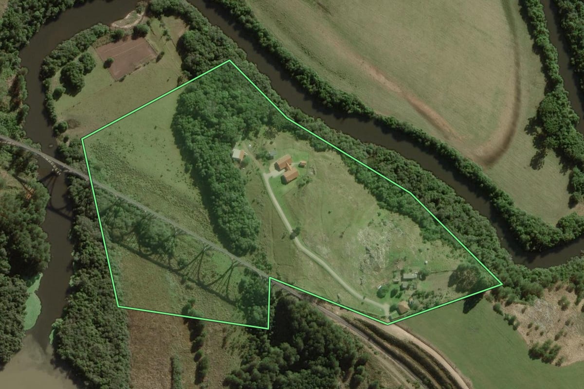 Imagem de satélite do imóvel rural em Balsa Nova (PR), com o contorno declarado no CAR desenhado por cima.
