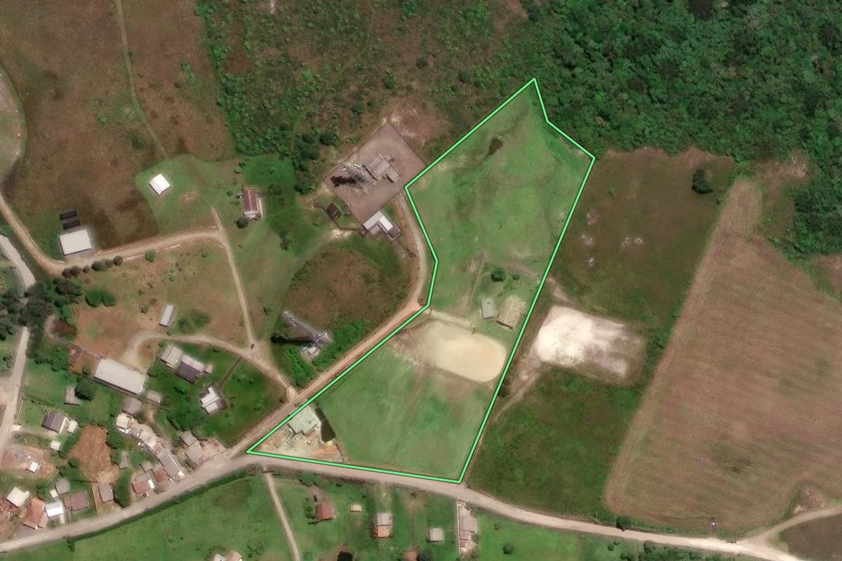 Imagem de satélite do imóvel rural em Balsa Nova (PR), com o contorno declarado no CAR desenhado por cima.