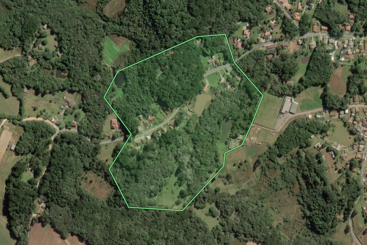 Imagem de satélite do imóvel rural em Balsa Nova (PR), com o contorno declarado no CAR desenhado por cima.