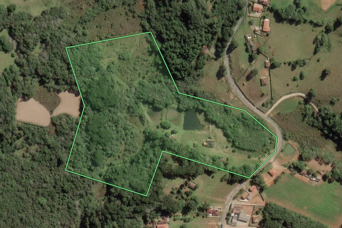 Imagem de satélite do imóvel rural em Balsa Nova (PR), com o contorno declarado no CAR desenhado por cima.