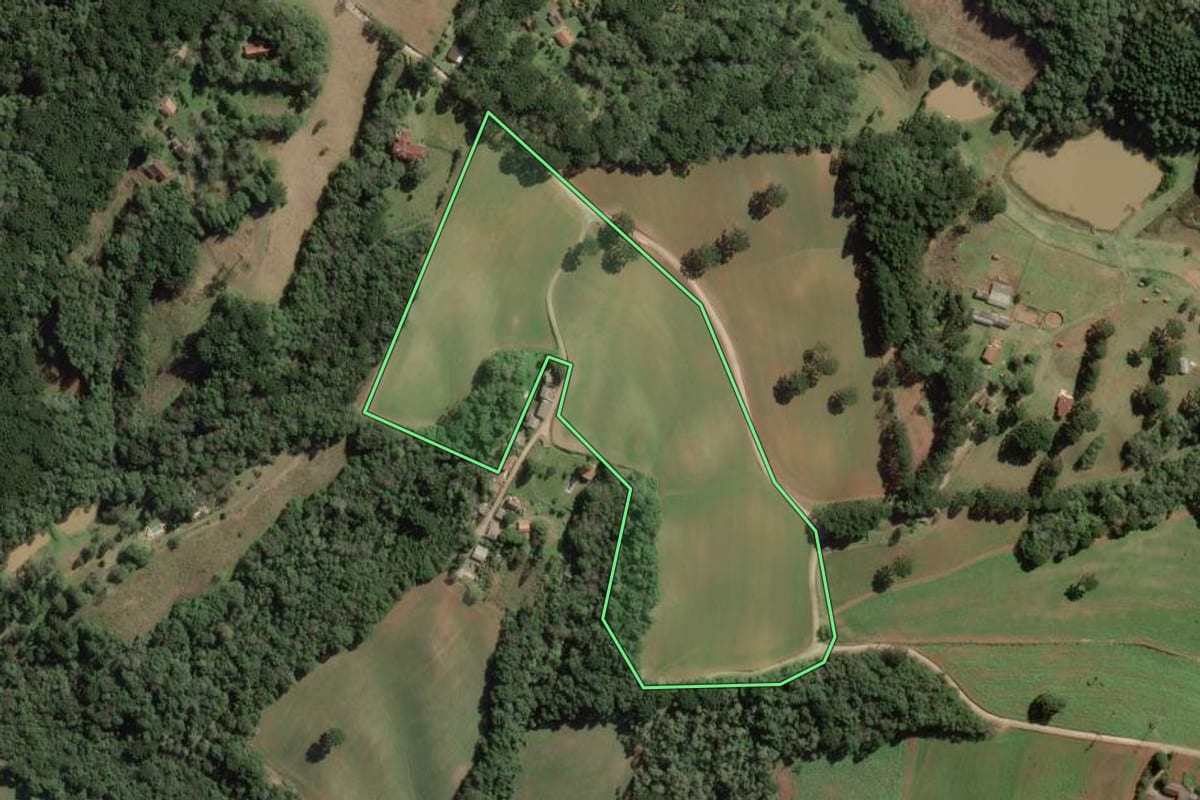 Imagem de satélite do imóvel rural em Balsa Nova (PR), com o contorno declarado no CAR desenhado por cima.