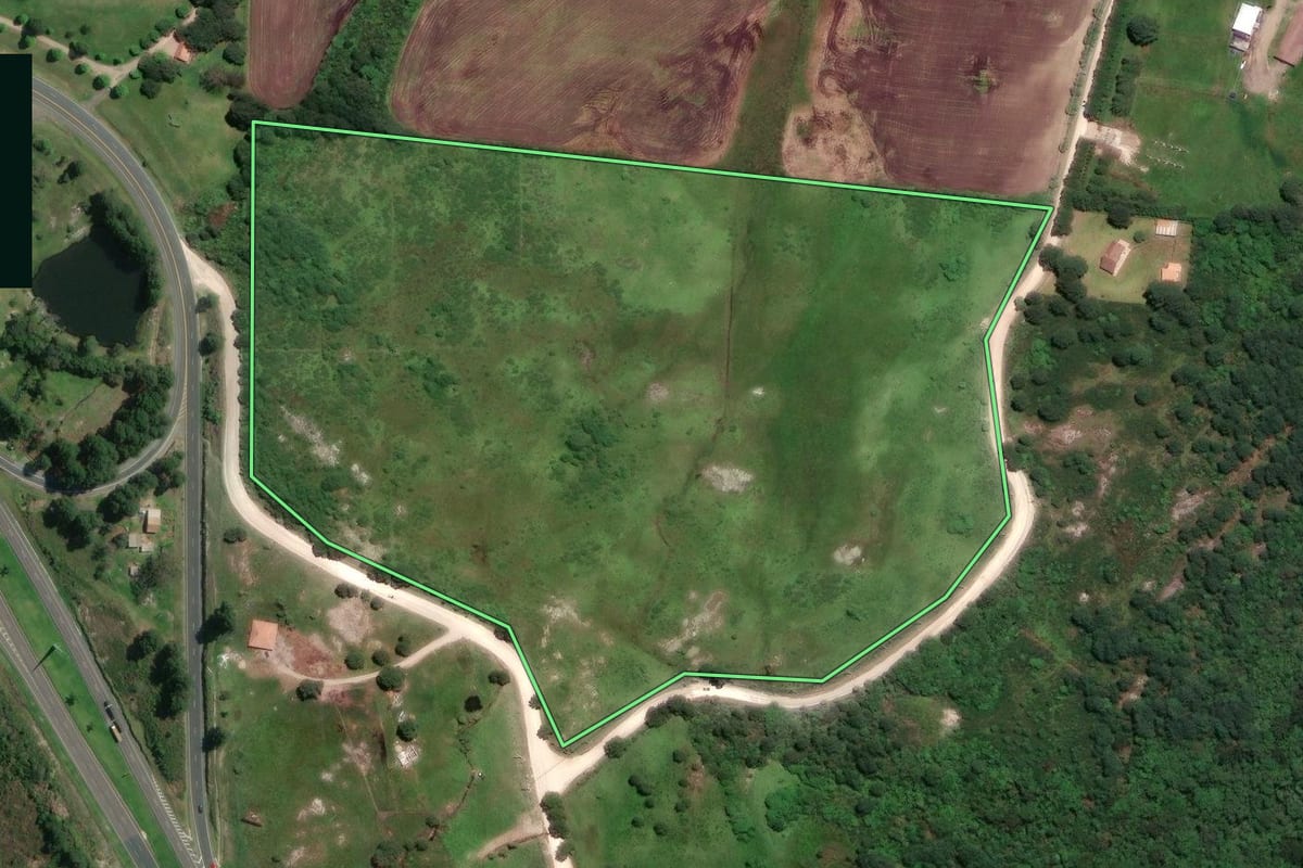 Imagem de satélite do imóvel rural em Balsa Nova (PR), com o contorno declarado no CAR desenhado por cima.