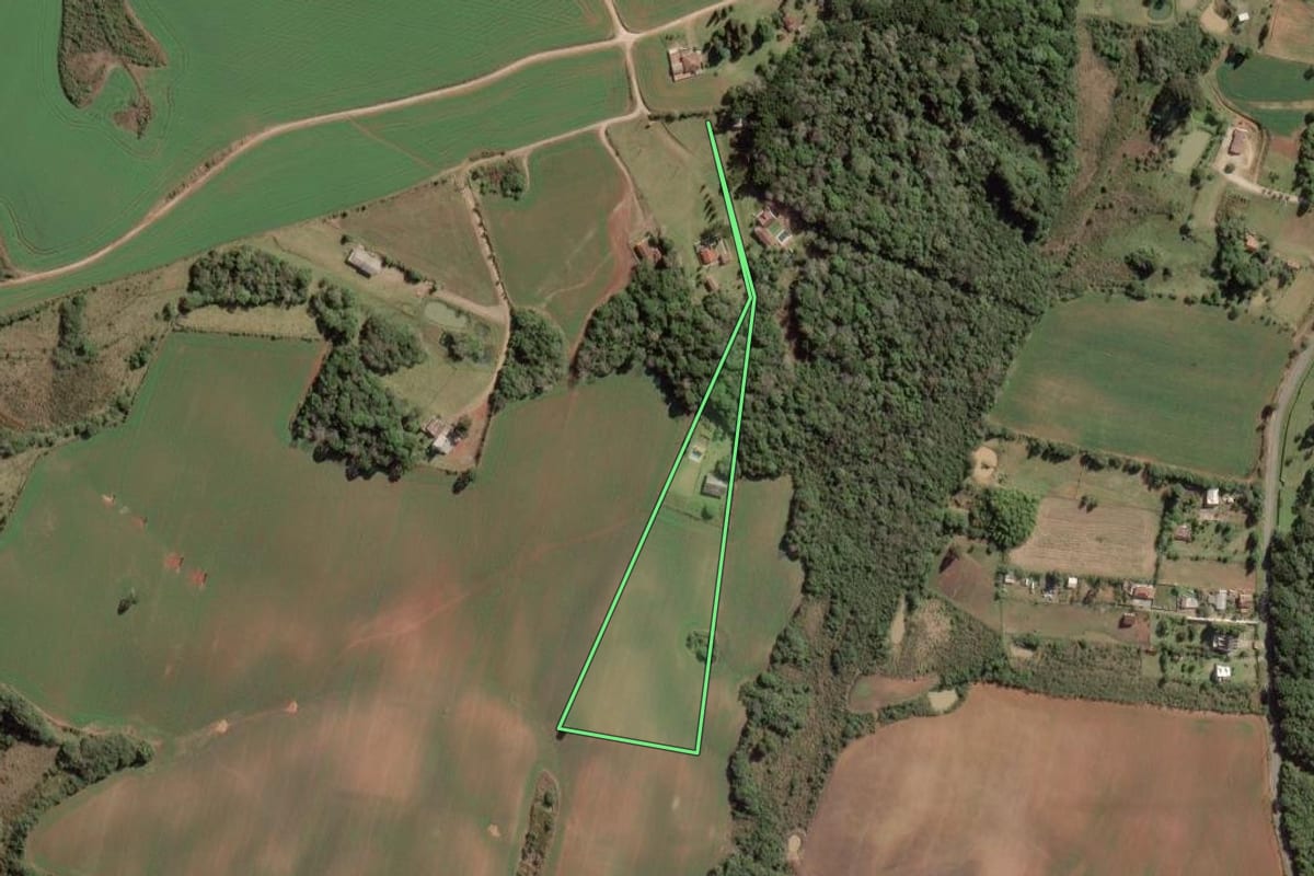 Imagem de satélite do imóvel rural em Balsa Nova (PR), com o contorno declarado no CAR desenhado por cima.