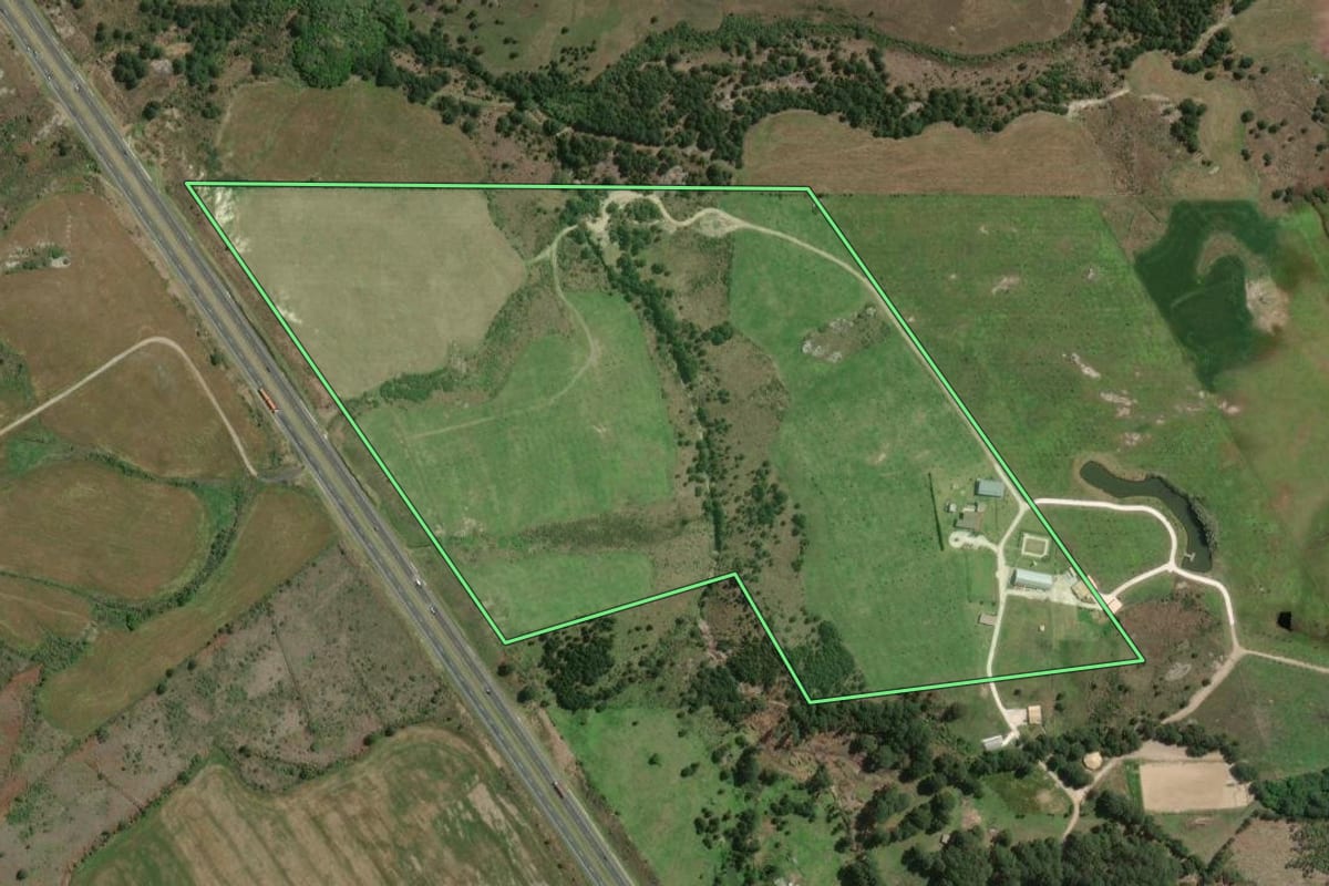Imagem de satélite do imóvel rural em Balsa Nova (PR), com o contorno declarado no CAR desenhado por cima.