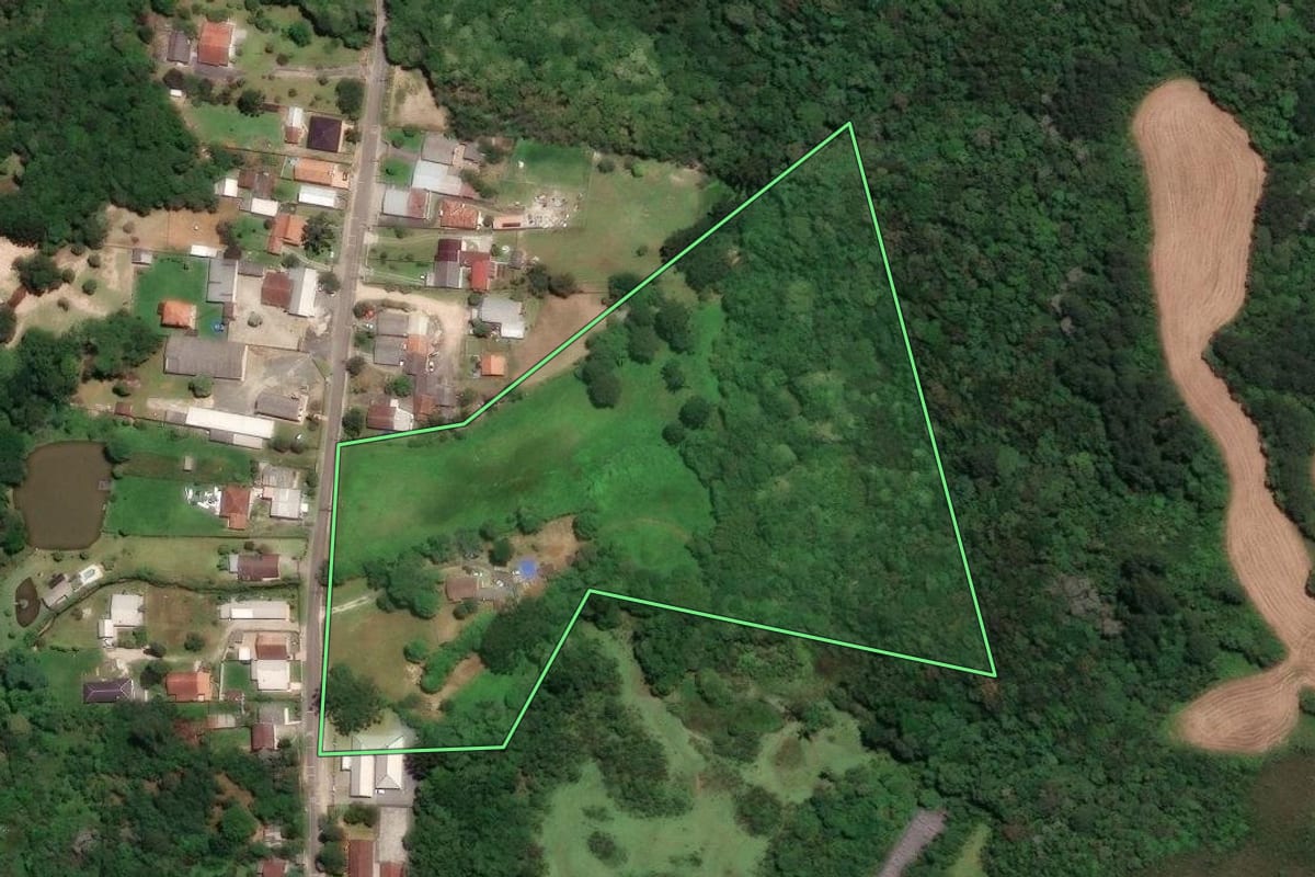 Imagem de satélite do imóvel rural em Balsa Nova (PR), com o contorno declarado no CAR desenhado por cima.