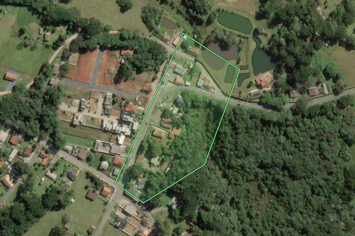 Imagem de satélite do imóvel rural em Balsa Nova (PR), com o contorno declarado no CAR desenhado por cima.