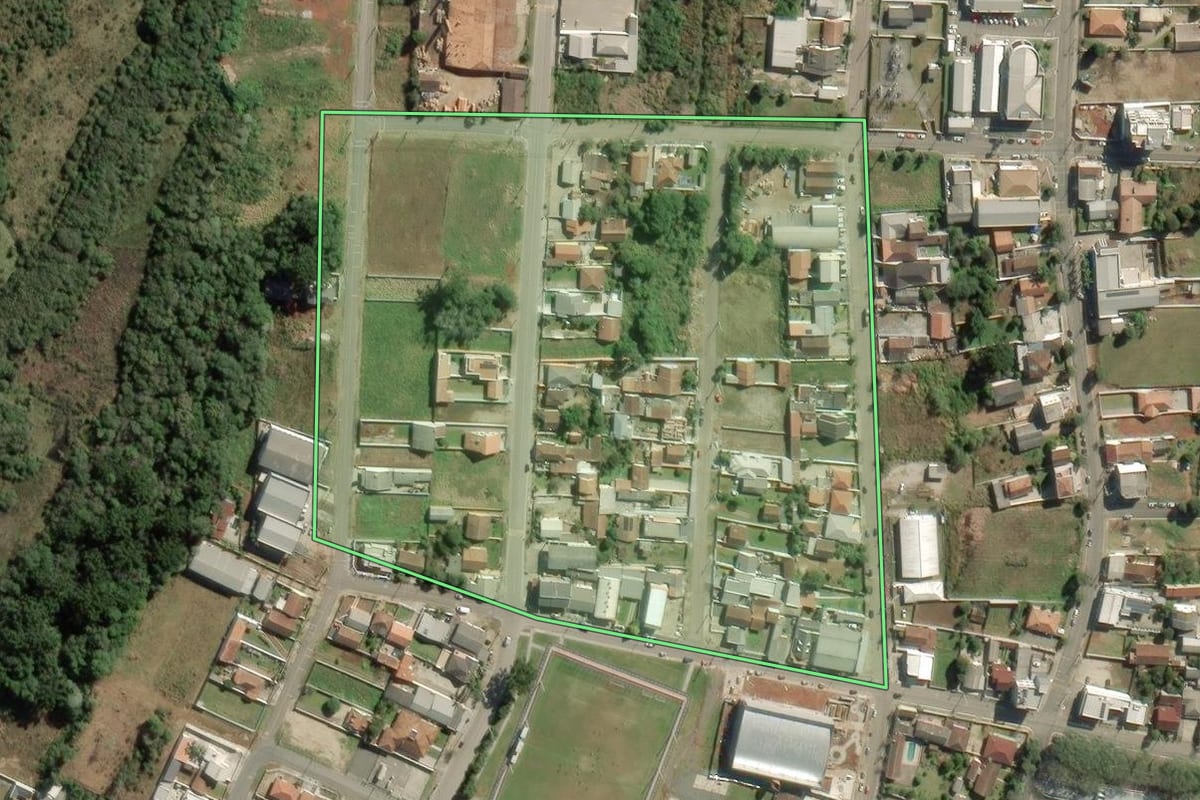 Imagem de satélite do imóvel rural em Balsa Nova (PR), com o contorno declarado no CAR desenhado por cima.