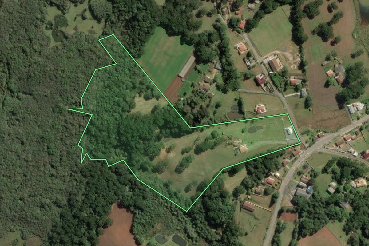 Imagem de satélite do imóvel rural em Balsa Nova (PR), com o contorno declarado no CAR desenhado por cima.