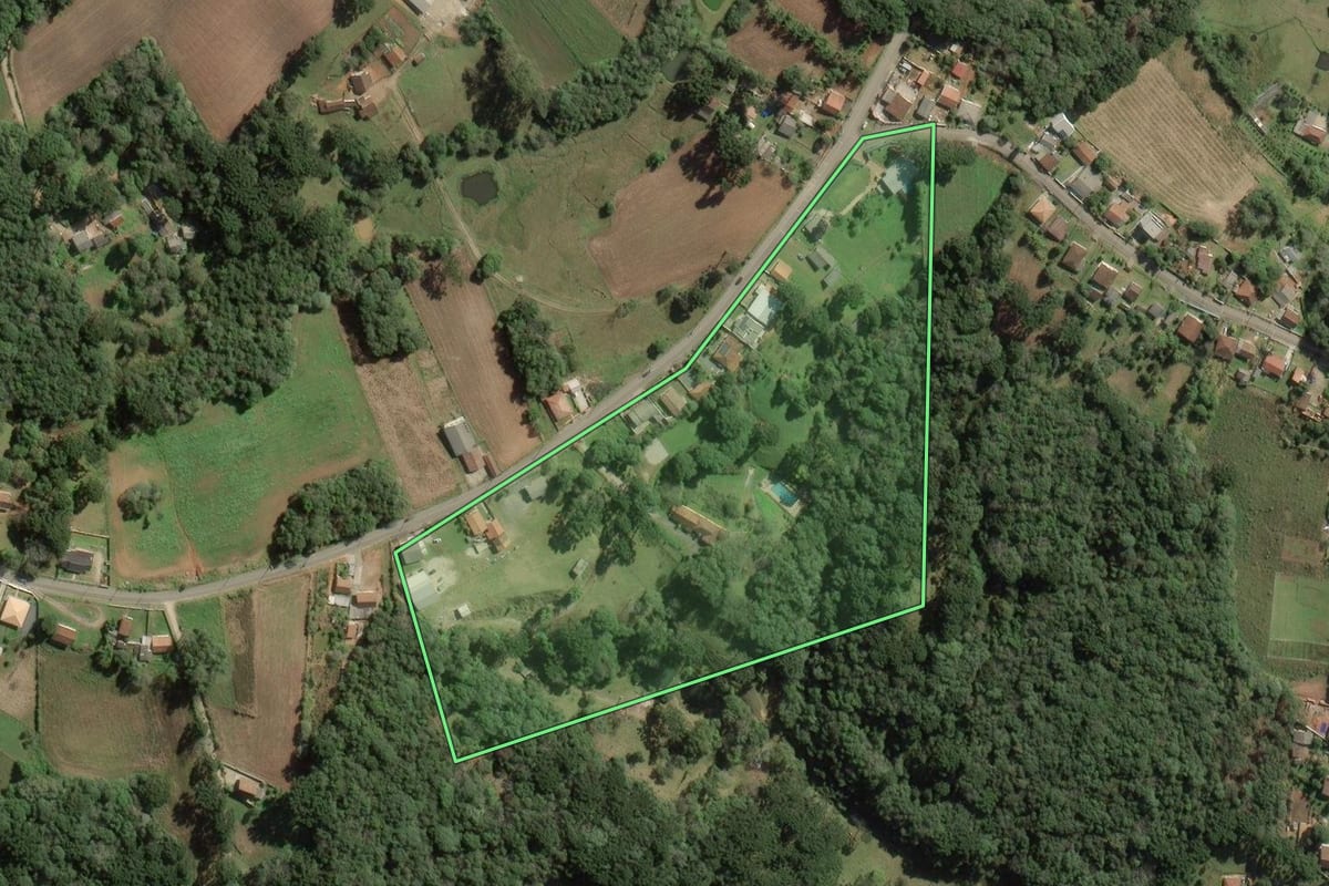 Imagem de satélite do imóvel rural em Balsa Nova (PR), com o contorno declarado no CAR desenhado por cima.