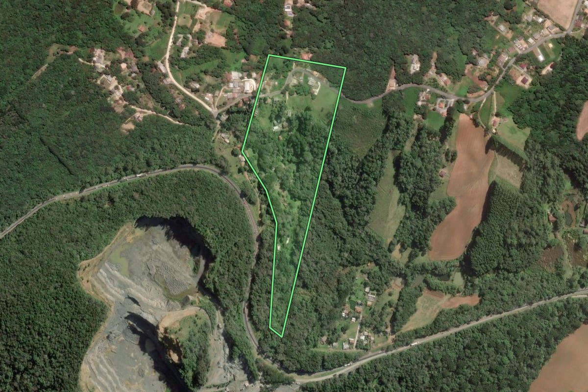 Imagem de satélite do imóvel rural em Balsa Nova (PR), com o contorno declarado no CAR desenhado por cima.