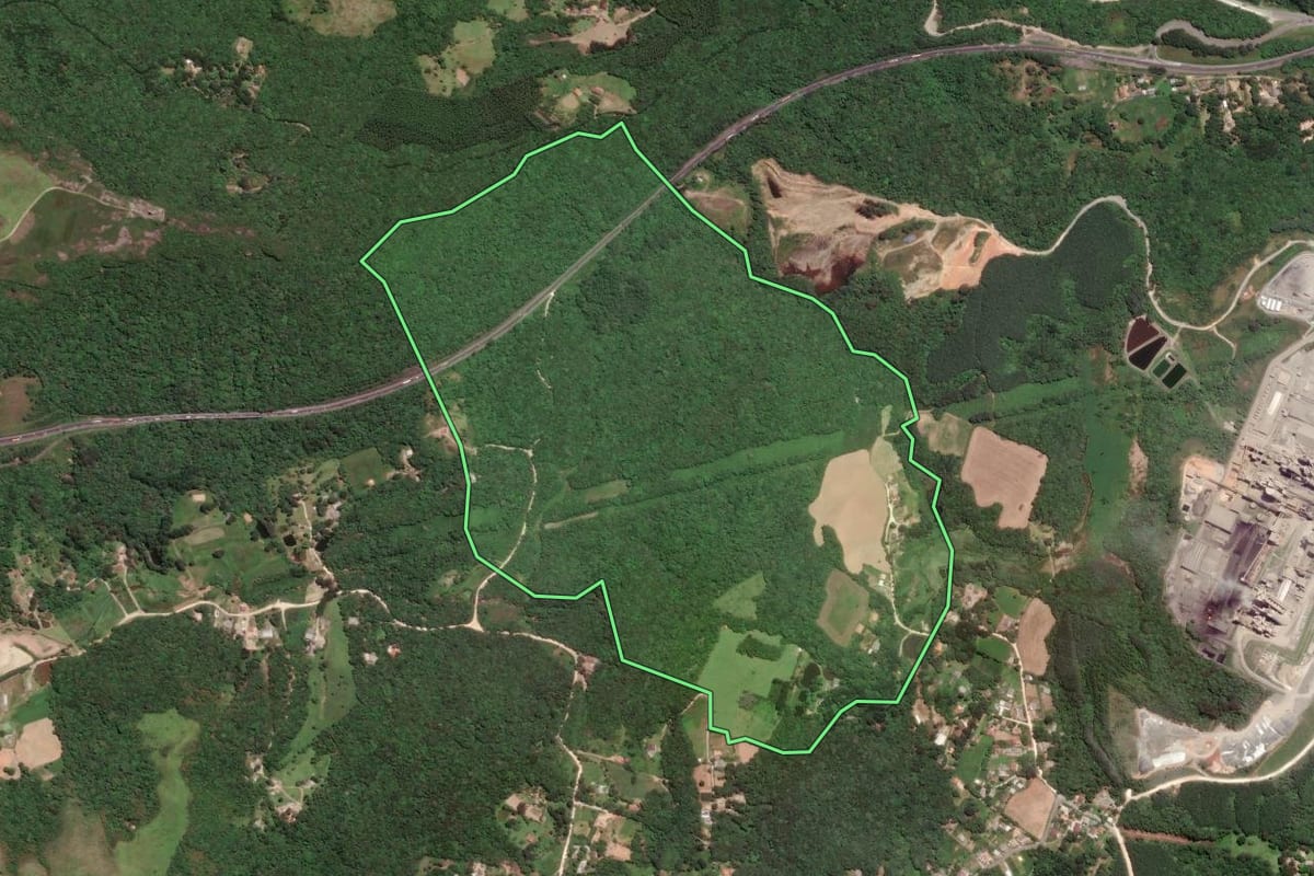 Imagem de satélite do imóvel rural em Balsa Nova (PR), com o contorno declarado no CAR desenhado por cima.