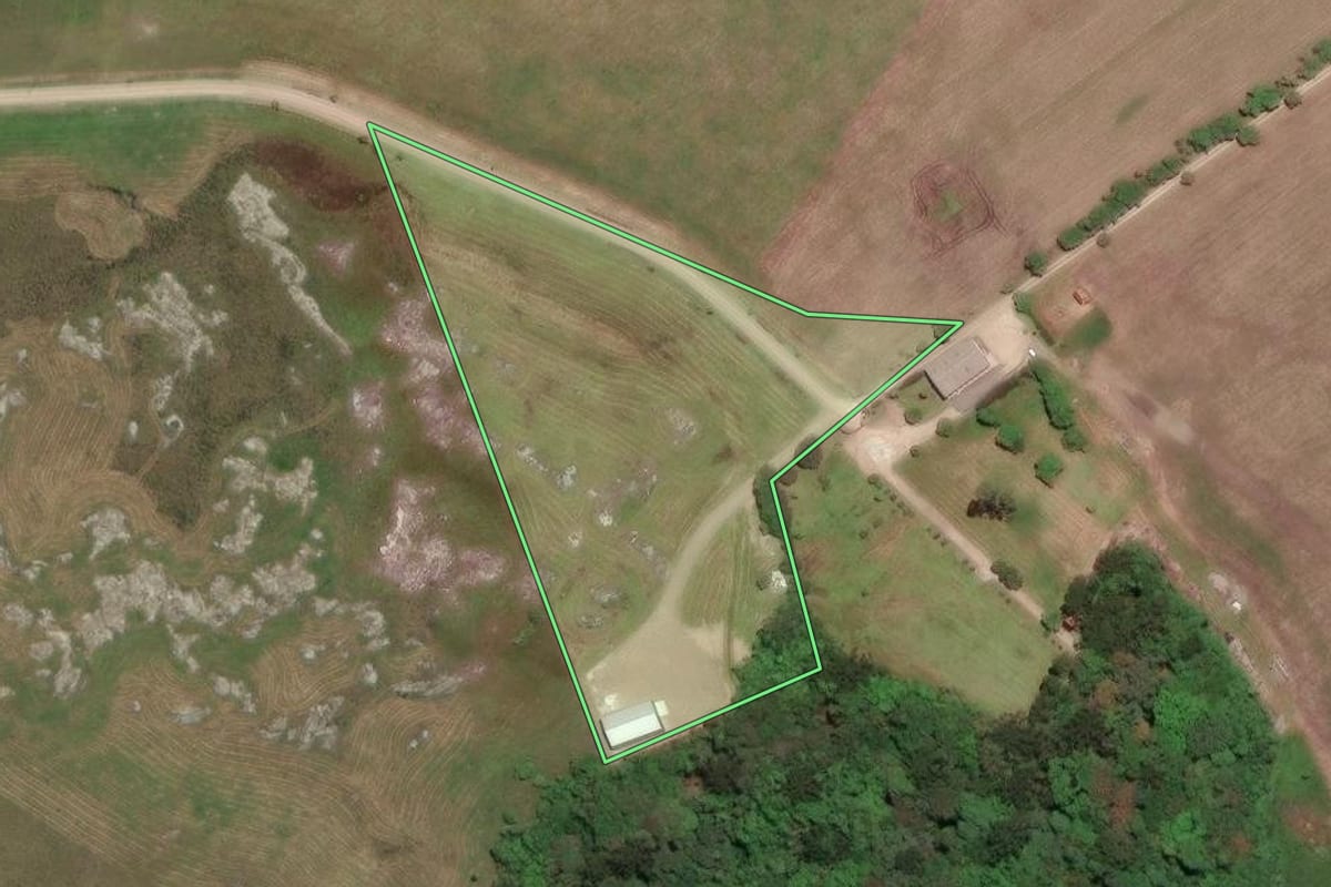 Imagem de satélite do imóvel rural em Balsa Nova (PR), com o contorno declarado no CAR desenhado por cima.