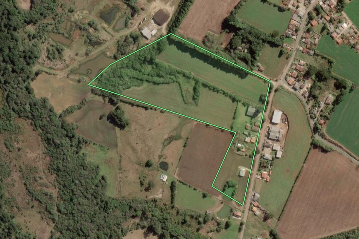 Imagem de satélite do imóvel rural em Balsa Nova (PR), com o contorno declarado no CAR desenhado por cima.