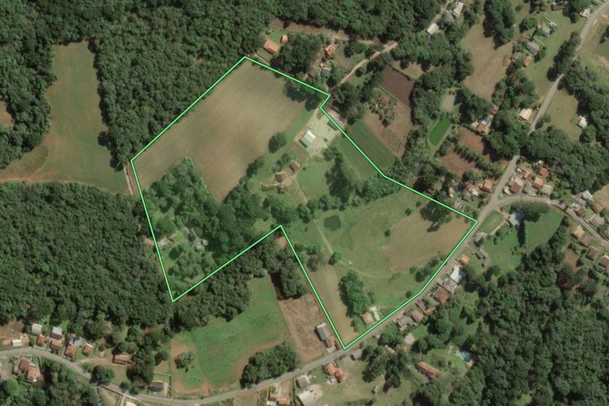 Imagem de satélite do imóvel rural em Balsa Nova (PR), com o contorno declarado no CAR desenhado por cima.