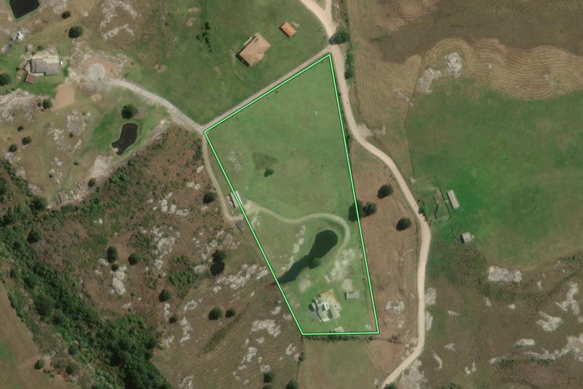 Imagem de satélite do imóvel rural em Balsa Nova (PR), com o contorno declarado no CAR desenhado por cima.
