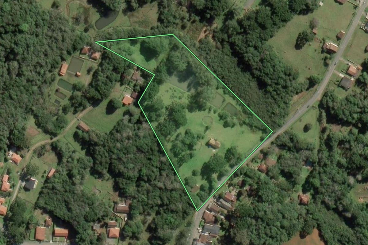 Imagem de satélite do imóvel rural em Balsa Nova (PR), com o contorno declarado no CAR desenhado por cima.