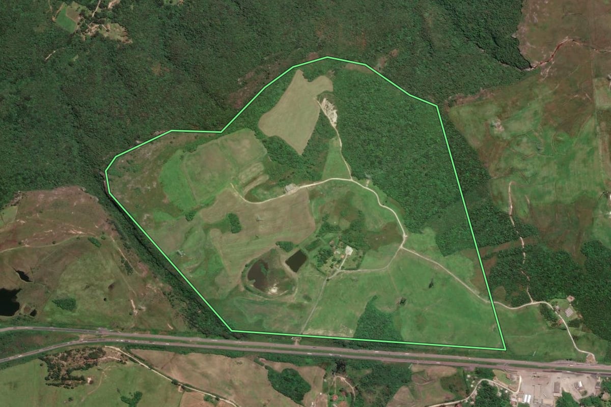 Imagem de satélite do imóvel rural em Balsa Nova (PR), com o contorno declarado no CAR desenhado por cima.