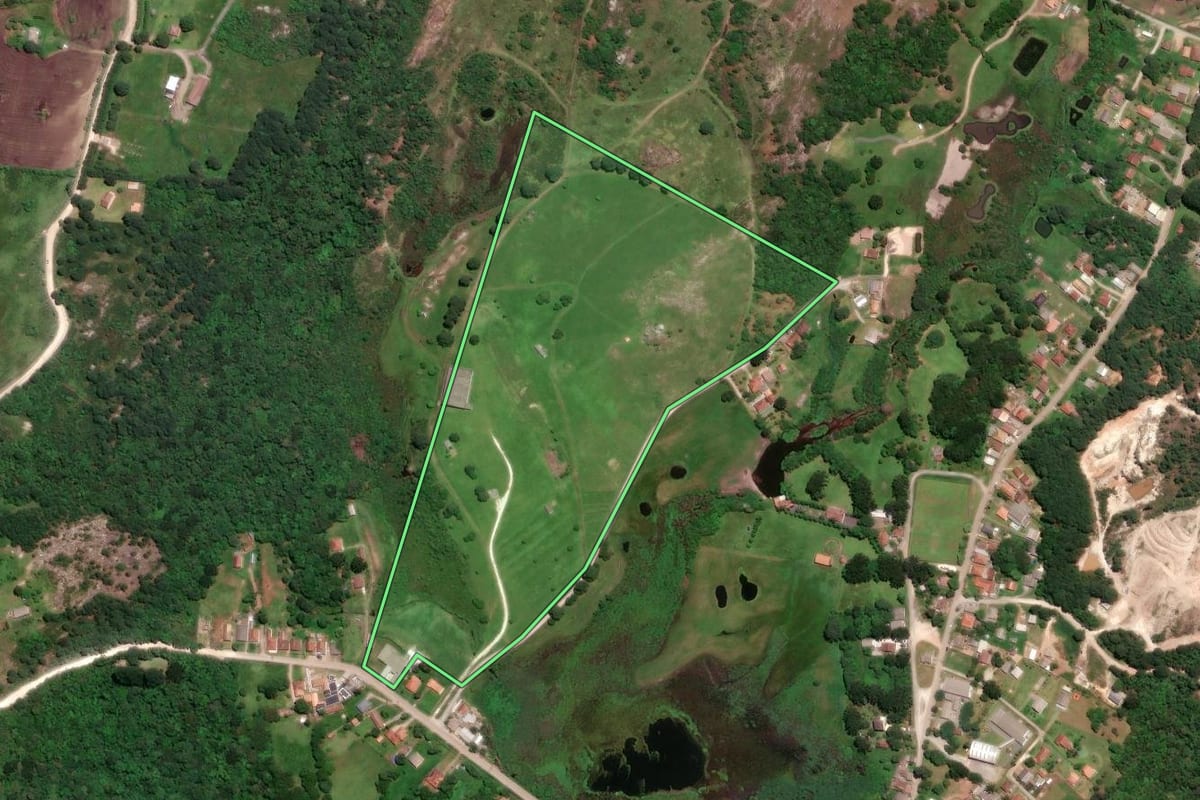 Imagem de satélite do imóvel rural em Balsa Nova (PR), com o contorno declarado no CAR desenhado por cima.