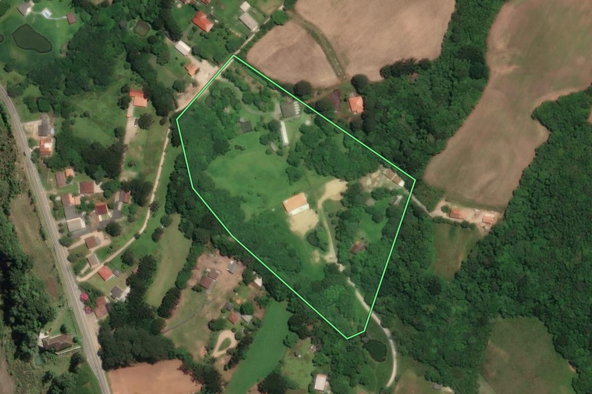 Imagem de satélite do imóvel rural em Balsa Nova (PR), com o contorno declarado no CAR desenhado por cima.
