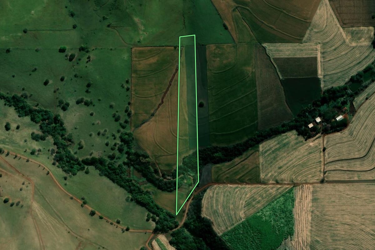 Imagem de satélite do imóvel rural em Bandeirantes (PR), com o contorno declarado no CAR desenhado por cima.