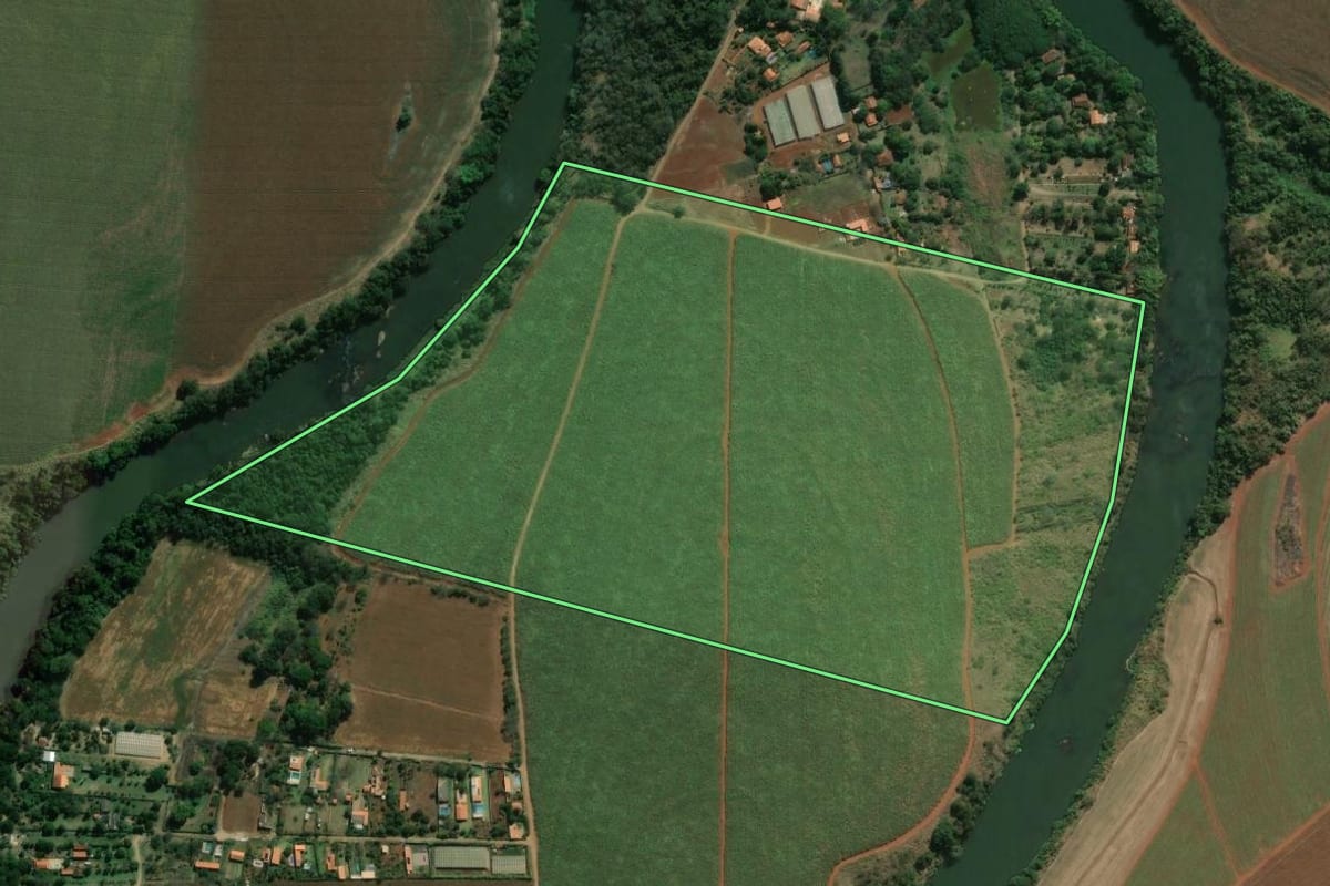 Imagem de satélite do imóvel rural em Bandeirantes (PR), com o contorno declarado no CAR desenhado por cima.