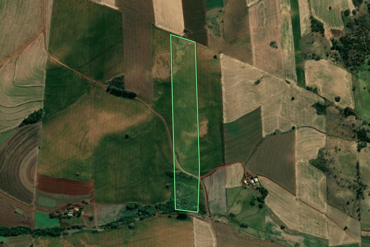 Imagem de satélite do imóvel rural em Bandeirantes (PR), com o contorno declarado no CAR desenhado por cima.