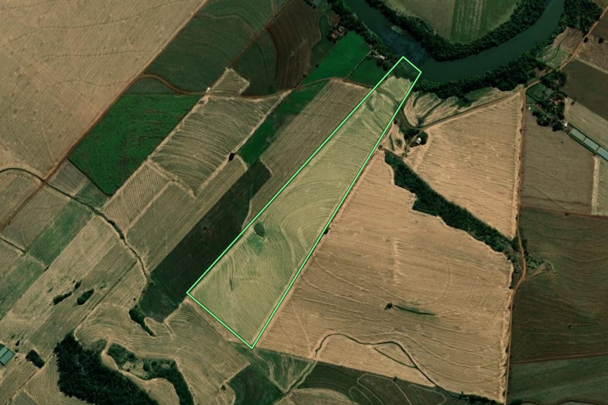 Imagem de satélite do imóvel rural em Bandeirantes (PR), com o contorno declarado no CAR desenhado por cima.