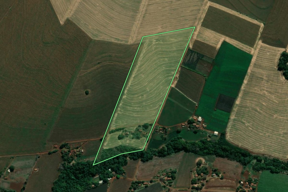 Imagem de satélite do imóvel rural em Bandeirantes (PR), com o contorno declarado no CAR desenhado por cima.