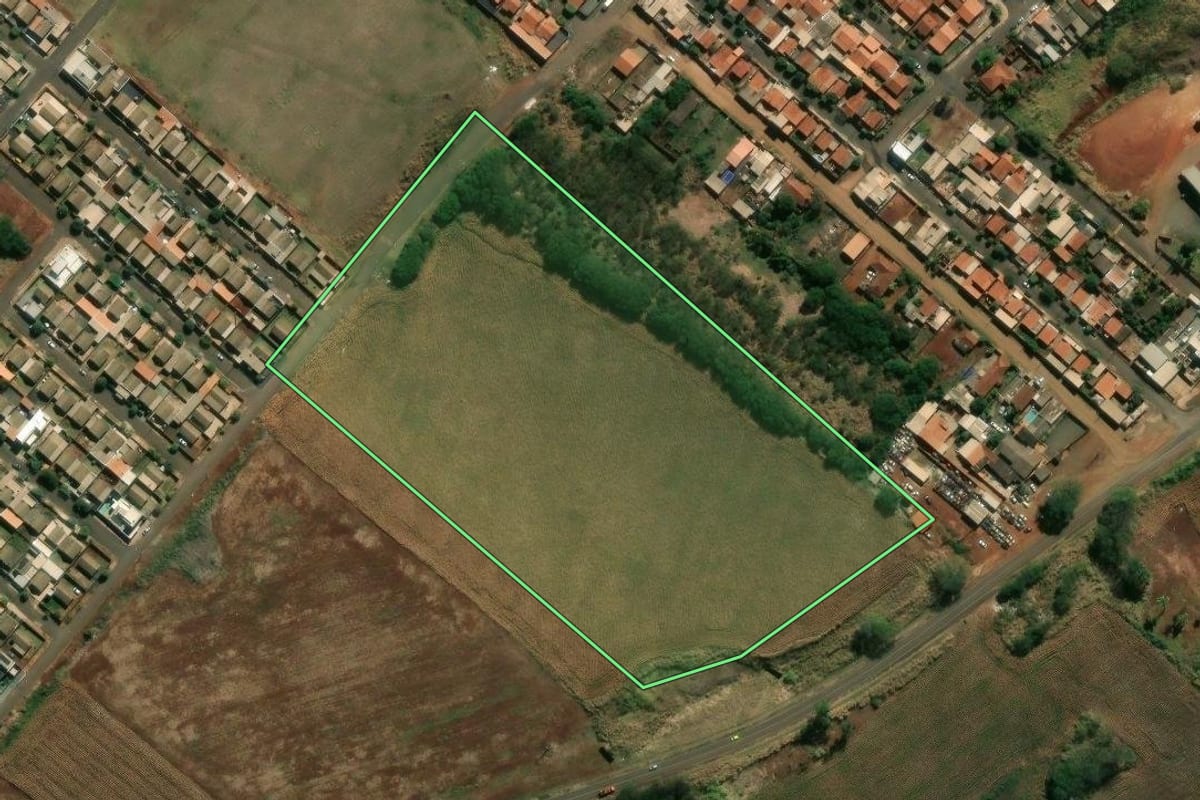 Imagem de satélite do imóvel rural em Bandeirantes (PR), com o contorno declarado no CAR desenhado por cima.
