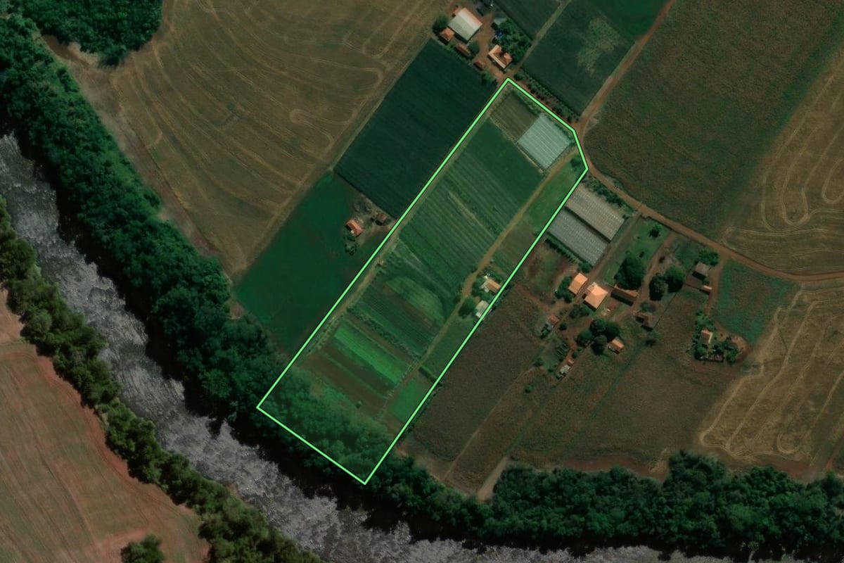 Imagem de satélite do imóvel rural em Bandeirantes (PR), com o contorno declarado no CAR desenhado por cima.