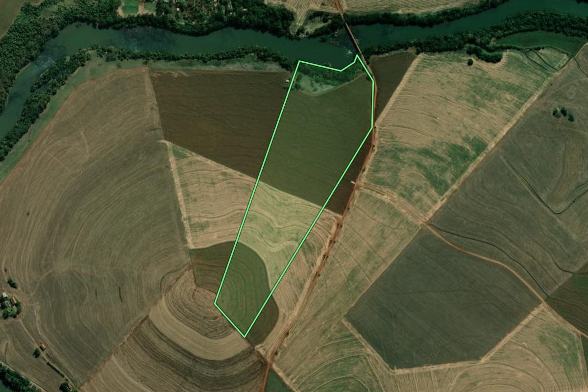 Imagem de satélite do imóvel rural em Bandeirantes (PR), com o contorno declarado no CAR desenhado por cima.