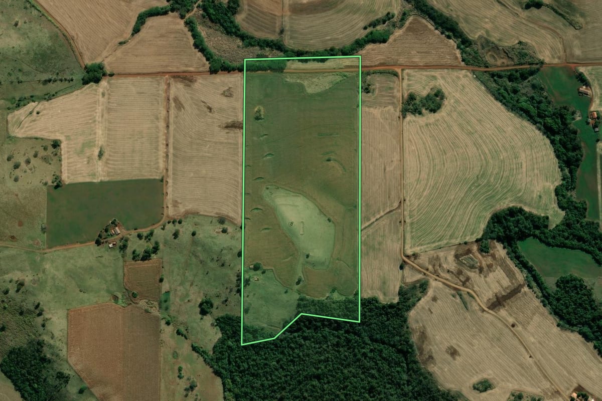 Imagem de satélite do imóvel rural em Bandeirantes (PR), com o contorno declarado no CAR desenhado por cima.