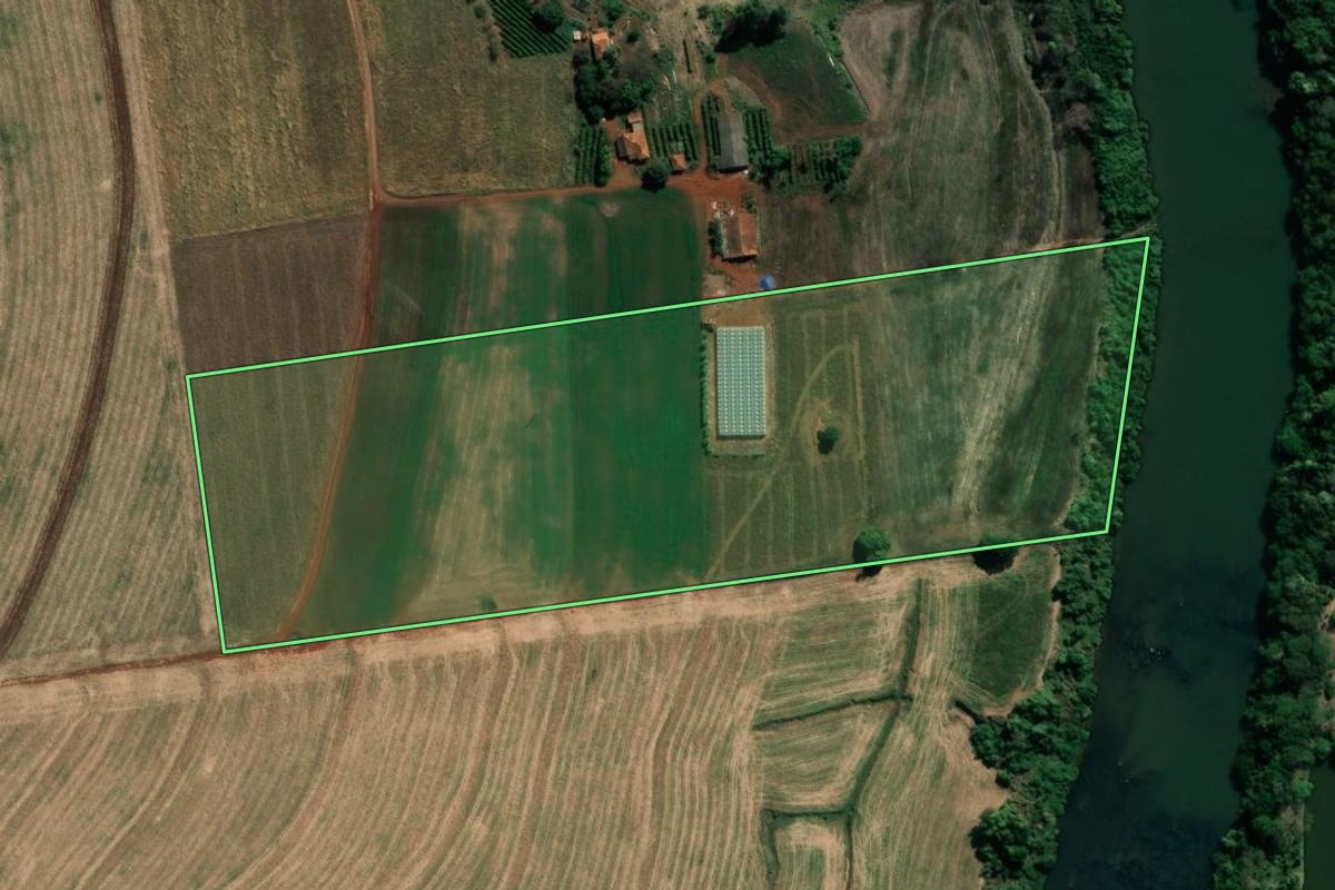 Imagem de satélite do imóvel rural em Bandeirantes (PR), com o contorno declarado no CAR desenhado por cima.