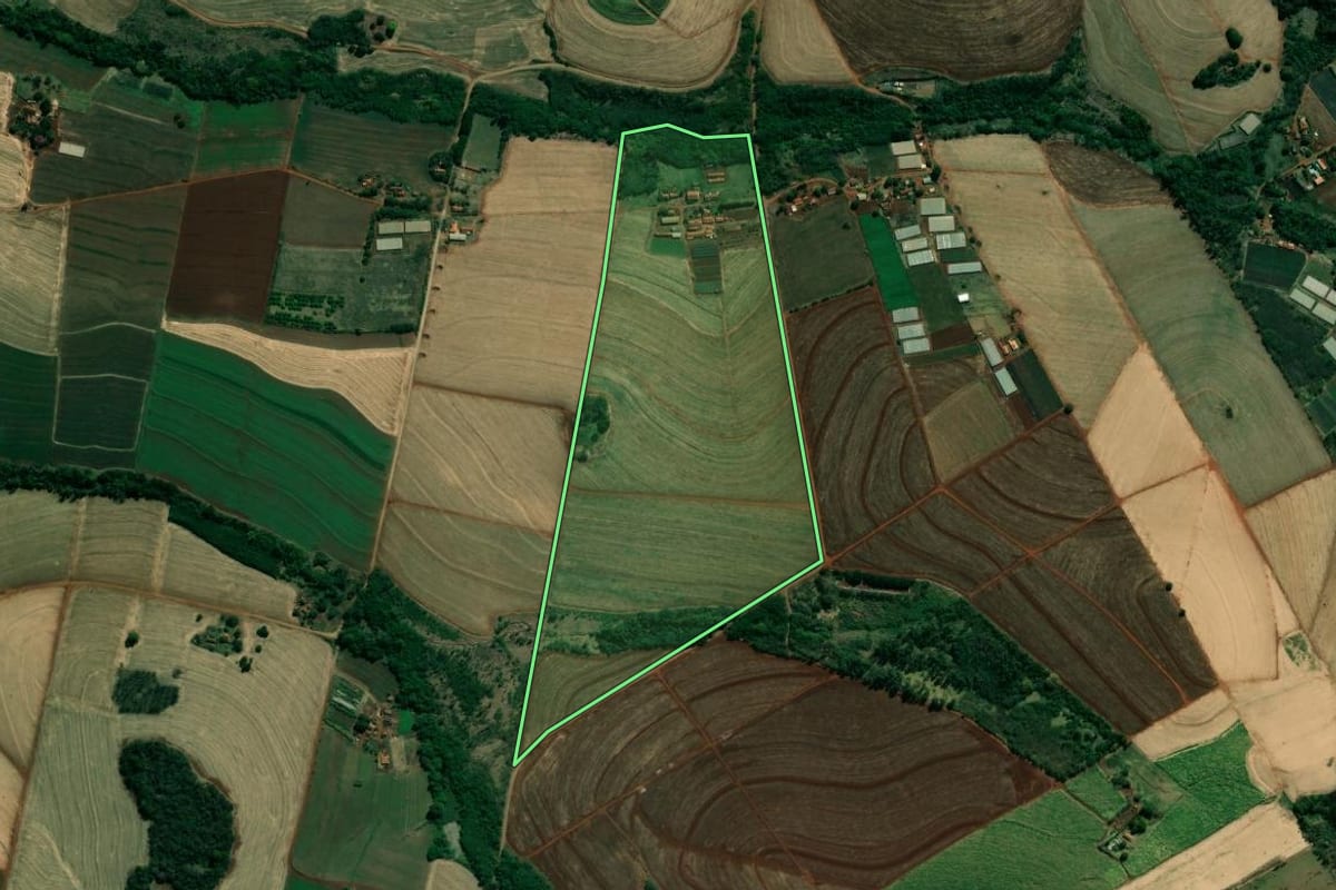 Imagem de satélite do imóvel rural em Bandeirantes (PR), com o contorno declarado no CAR desenhado por cima.