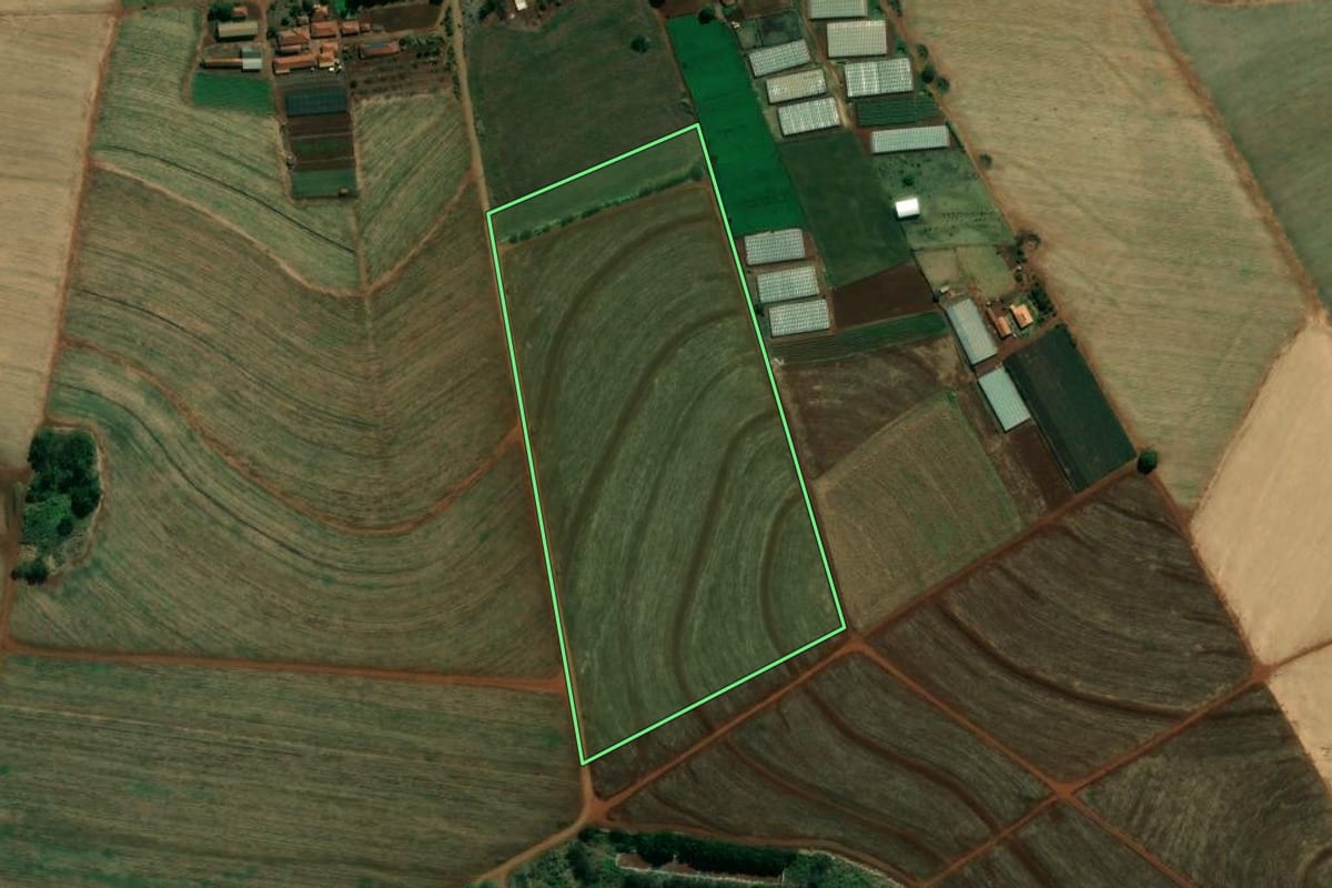 Imagem de satélite do imóvel rural em Bandeirantes (PR), com o contorno declarado no CAR desenhado por cima.