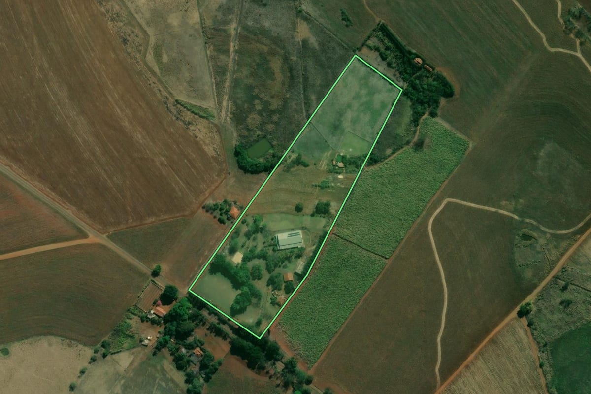 Imagem de satélite do imóvel rural em Bandeirantes (PR), com o contorno declarado no CAR desenhado por cima.