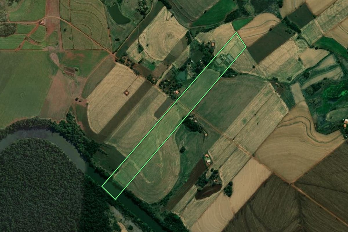 Imagem de satélite do imóvel rural em Bandeirantes (PR), com o contorno declarado no CAR desenhado por cima.