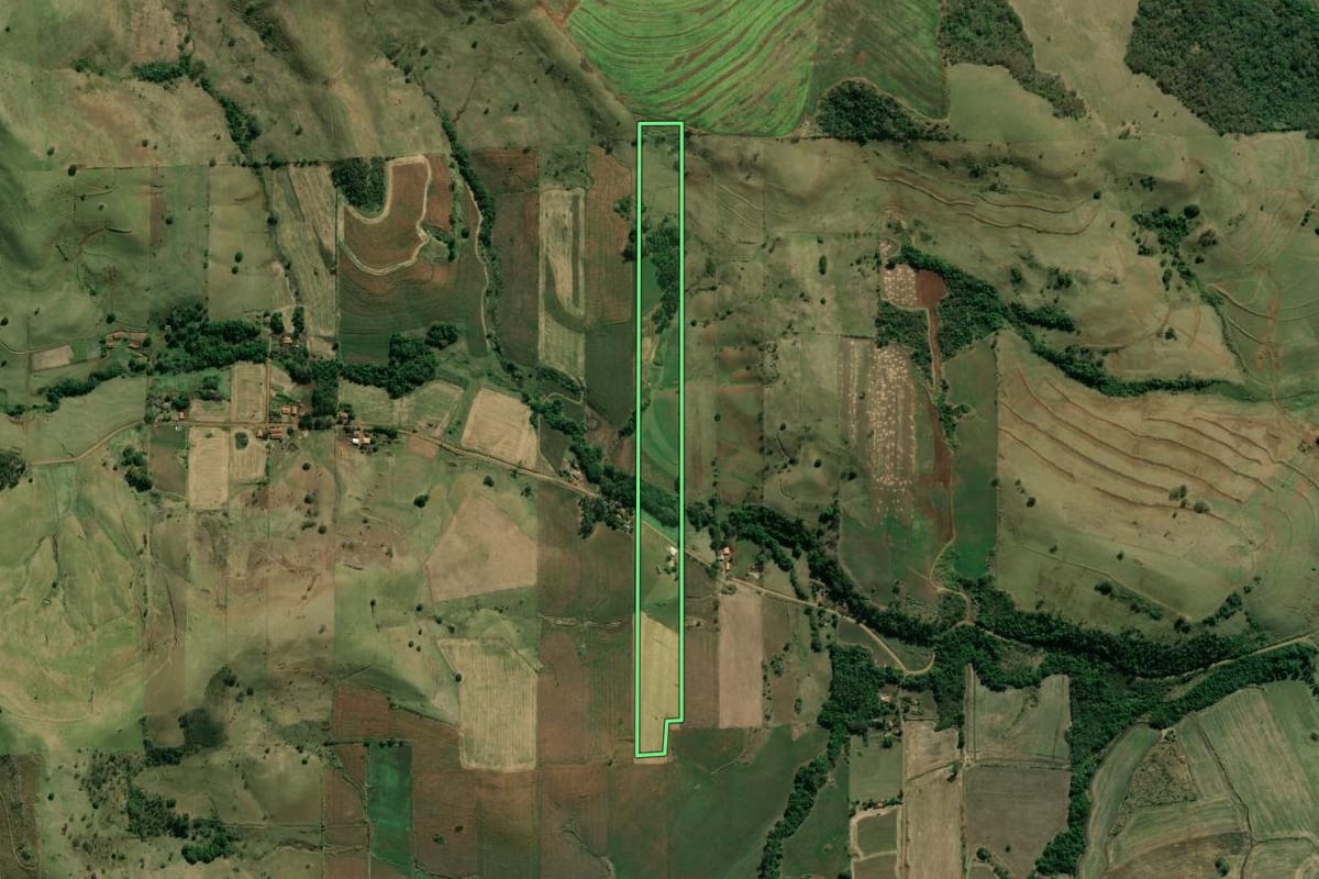 Imagem de satélite do imóvel rural em Bandeirantes (PR), com o contorno declarado no CAR desenhado por cima.