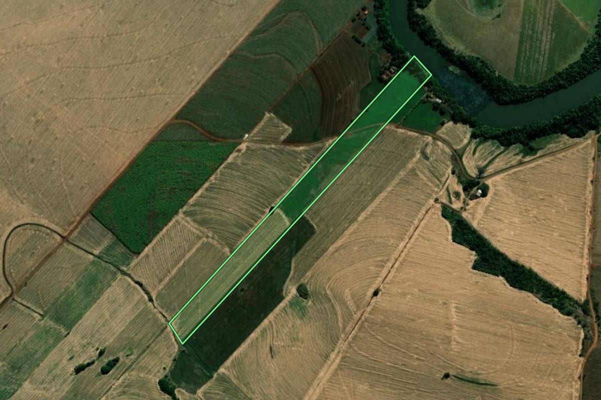 Imagem de satélite do imóvel rural em Bandeirantes (PR), com o contorno declarado no CAR desenhado por cima.