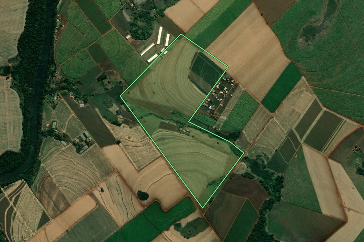 Imagem de satélite do imóvel rural em Bandeirantes (PR), com o contorno declarado no CAR desenhado por cima.