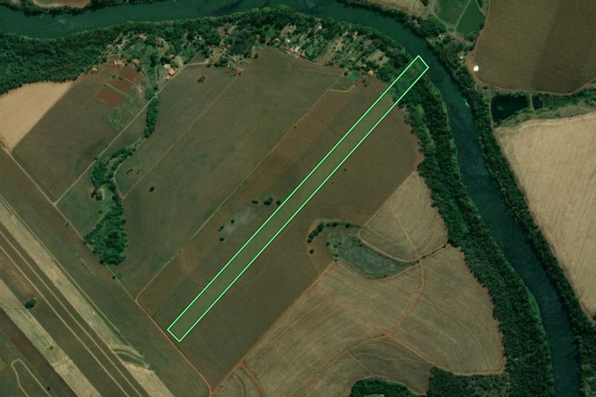 Imagem de satélite do imóvel rural em Bandeirantes (PR), com o contorno declarado no CAR desenhado por cima.